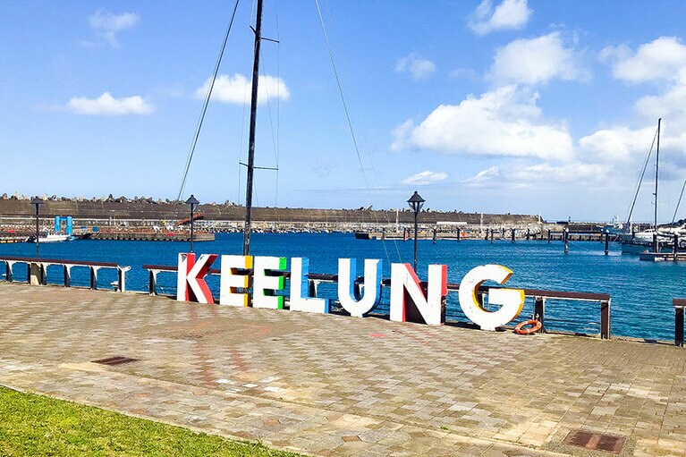 広がる綺麗な海。サインもカラフル。