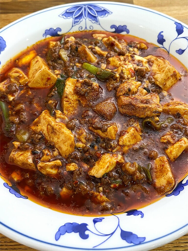 「本場牛肉麻婆豆腐」(中）1,760円。