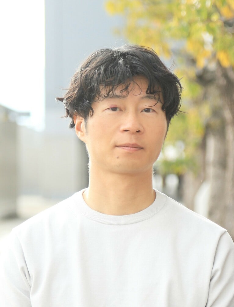 第175回芥川賞候補作『ソリティアおじさんがいた頃』著者の村司侑（むらし・ゆう）さん。1979年生まれ。九州大学文学部卒業。京都府在住。第129回文學界新人賞最終候補に「やがて消える」。本作「ソリティアおじさんがいた頃」はは第131回文學界新人賞受賞。　©松村シナ