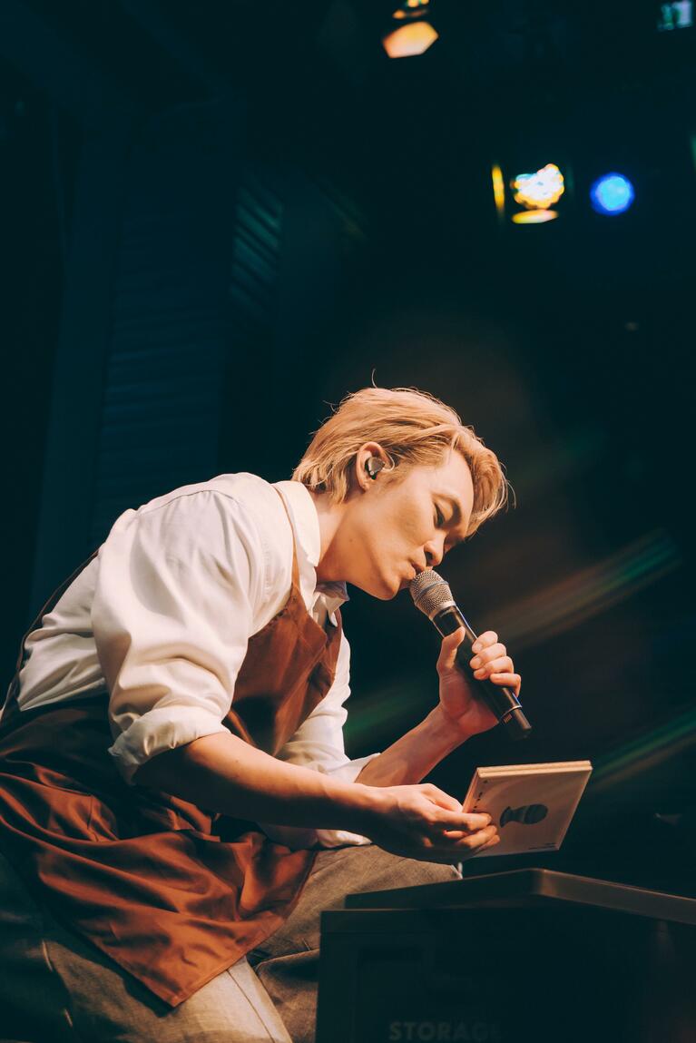 歌手としても活動するトニー・ウーさん。