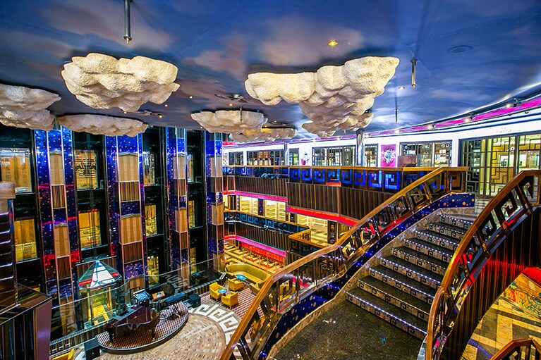 ギリシャ神話をモチーフにした壮大な空間に圧倒されます。