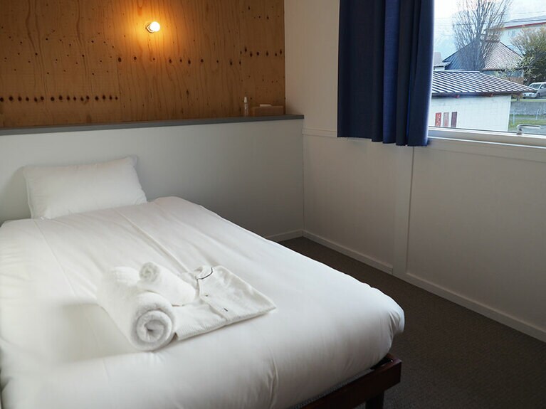 「Funny hours HAKUBA」のシングルの客室。