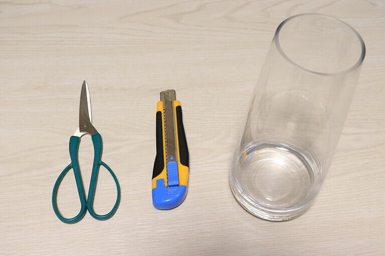 100均で購入した花用のハサミとカッターと愛用している大きめの花瓶。