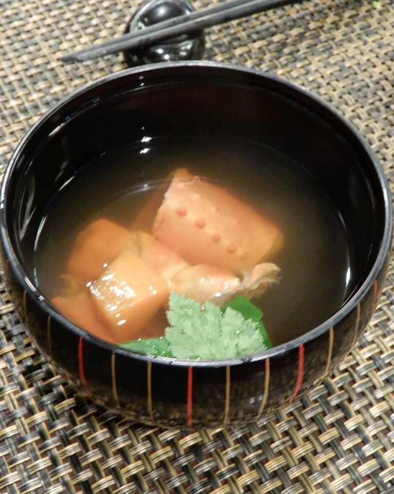 蟹のお吸い物は、一口含んだとたん「うーん」とうなるおいしさだ。出汁は、鰹節と昆布、そして蟹とシンプルだが、旨みが凝縮されている。