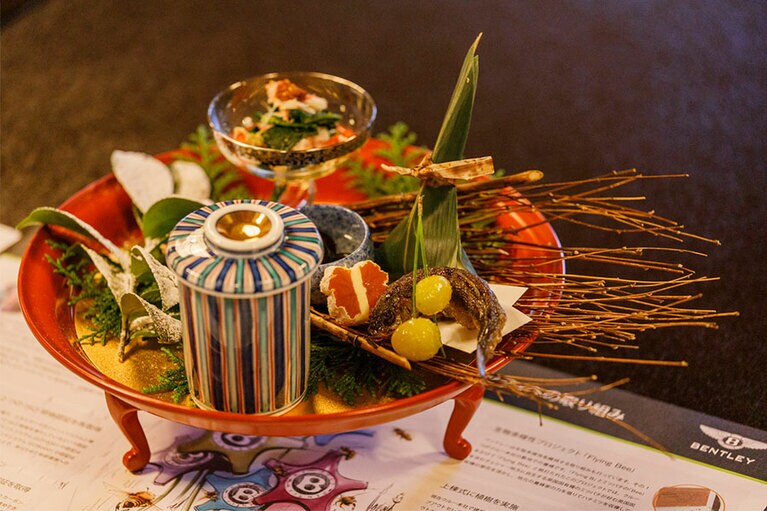 ベントレーでドライブあとの、「うかい竹亭」の前菜。すっぽんの茶わん蒸しや鰆の笹すしなど7品が美しく盛り付けられている。