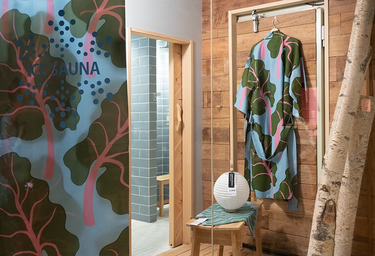 BASTUA／バストゥア バスローブ 4,999円、シャワーカーテン 180×200cm 2,499円。