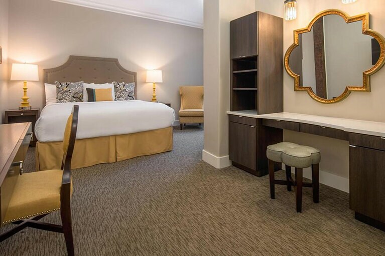 クラシックなベッドルーム。ゆったりとしたスペースにデスクもある。