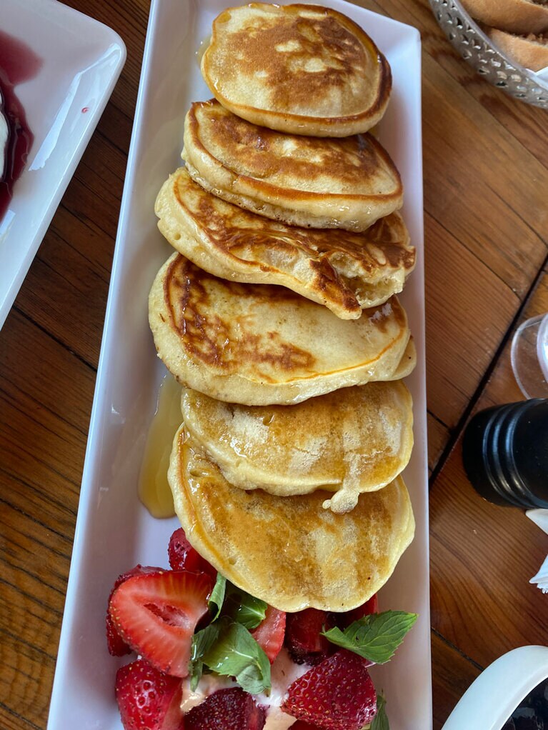 生地にヨーグルトを加えてふんわり焼き上げられたパンケーキにはハチミツやフレッシュなイチゴ＆ハーブを添えて。