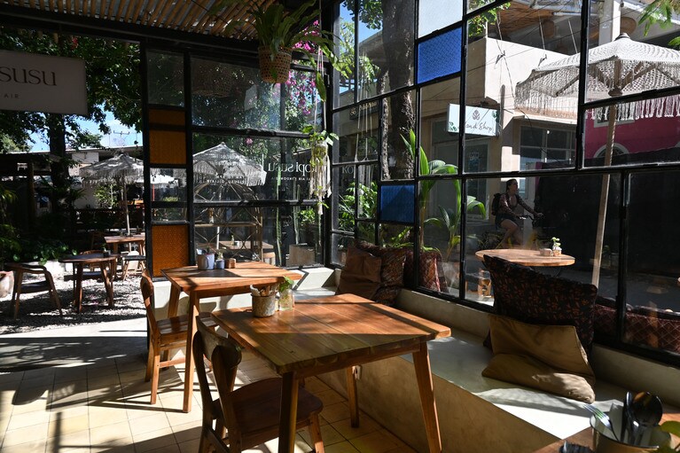 ジャラン・モジョの人気店「コピ・スス・ギリ・アイル」。エアコンのきいた店内もあります。