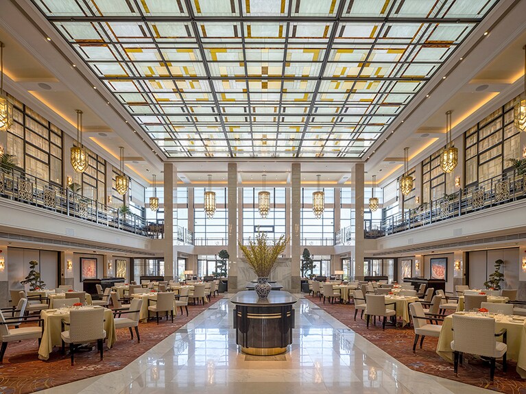 20世紀初頭の建築を受け継いだ壮麗な空間も見どころのオールデイダイニング「ザ・ロビー」。