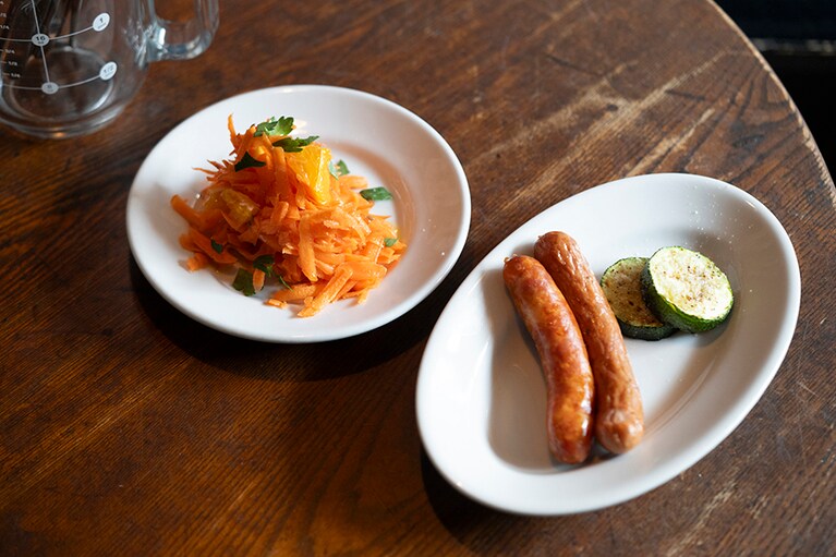 定番の「人参とオレンジのサラダ」440円、プリプリの「窯焼きソーセージ」880円。