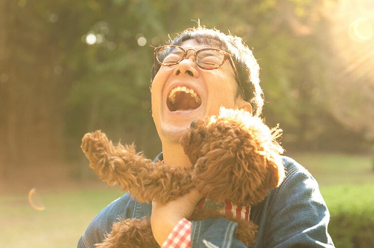 愛されキャラの佐藤さん。このはじける笑顔に、元気をたくさんもらっている方も多いのでは。