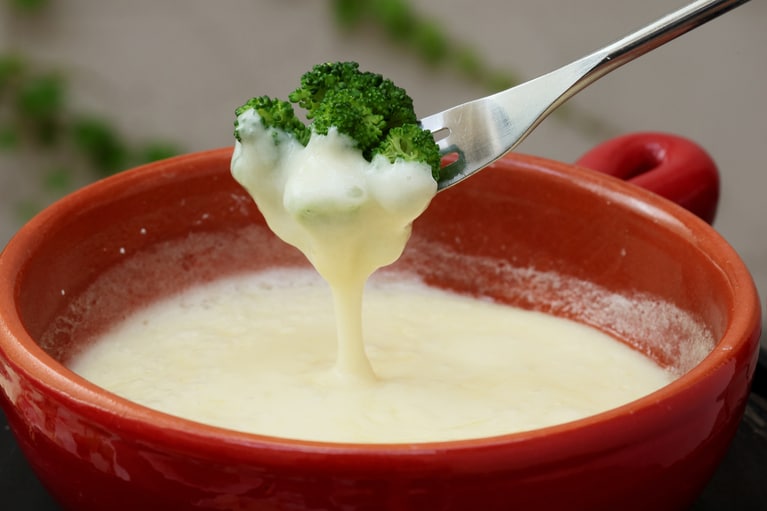 「チーズフォンデュ（パン付き）」1,800円。「温野菜 」300円、「白馬ハムのソーセージ（2本）」 400円。