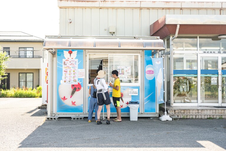 佐渡乳業の直売所「みるく・ぽっと」では、子どもから年配者まで笑顔に。