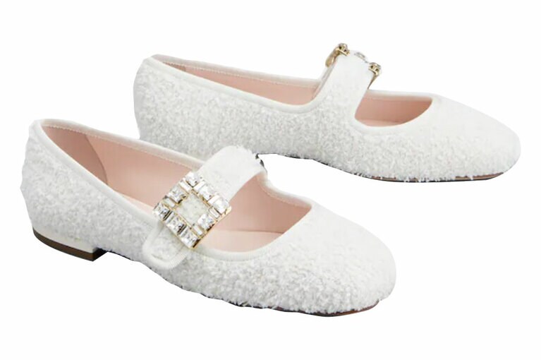 ストラップにバックルを飾った限定バレリーナシューズ。179,300円／ロジェ ヴィヴィエ（ロジェ・ヴィヴィエ・ジャパン）