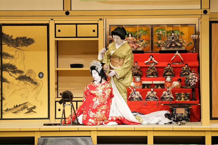 『妹背山婦女庭訓　吉野川』左より、雛鳥＝尾上左近、太宰後室定高＝坂東玉三郎