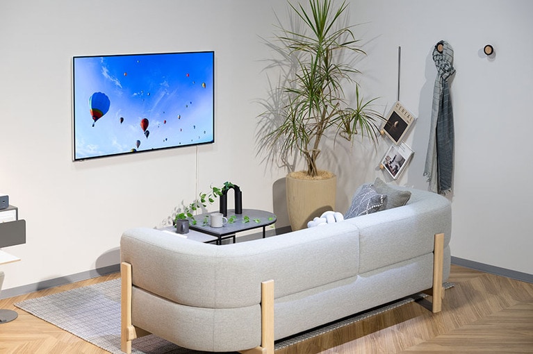 「くらしスタイルシリーズ」から新登場した「ウォールフィットテレビ(LW1シリーズ)」。TH-55LW1 市場想定価格37万円前後、TH-55LW1L 市場想定価格33万円前後。