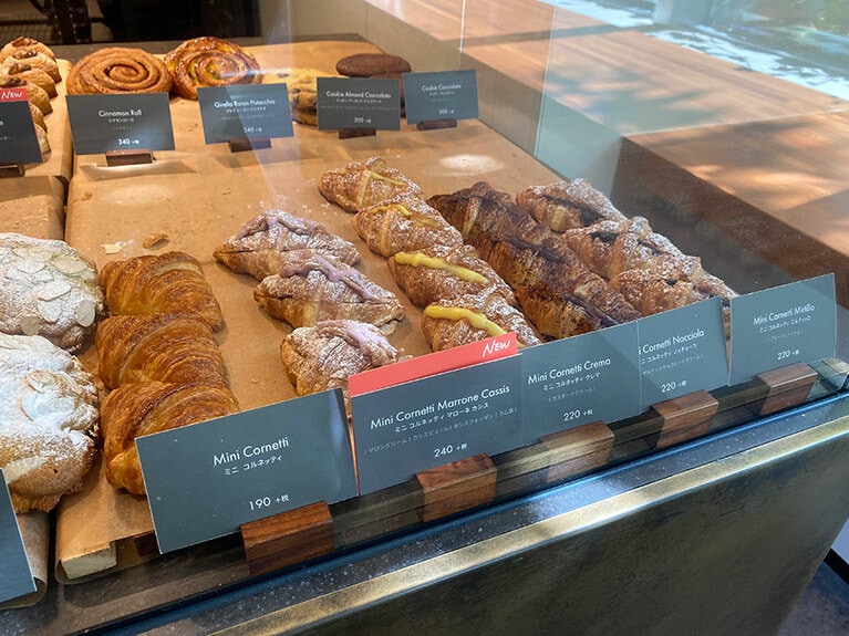 カスタードクリームやヘーゼルナッツクリームなどのフレーバーもあり、ミニコルネッティも充実。1個 190円～。