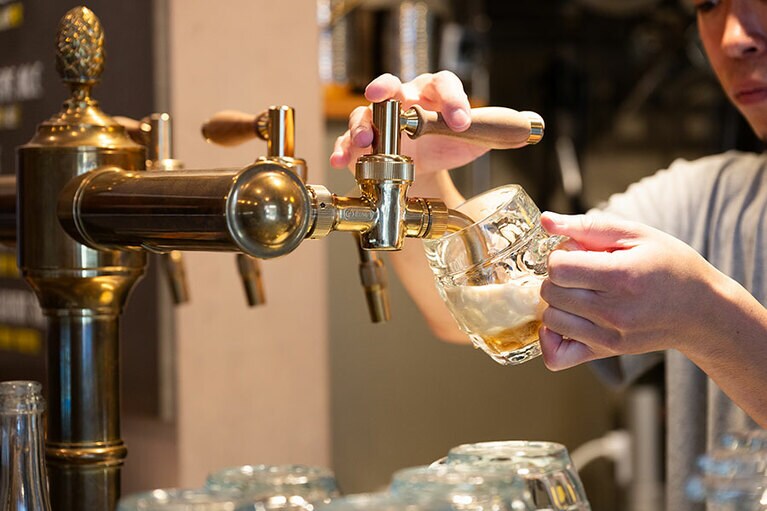 ビールを注ぐ山本さん。