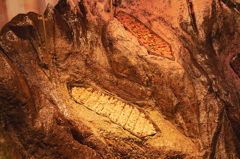 手前：バター風味の砂漠のチョコレート「熟成のバター砂漠」
奥：桃源郷の味をイメージしたピンク色の「山奥の隠れ里」