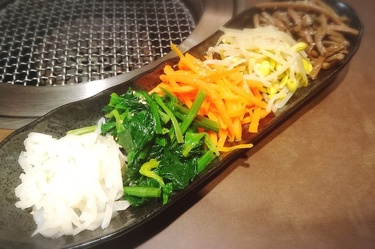 自家製ナムル盛り合わせ 1,200円。素材を活かしたやさしい味付け。