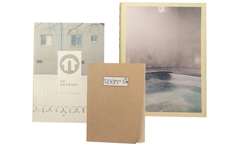 当店おすすめの3冊：1位[中]『東京ギュリム日記』(キム・ギュリム著)。2位[右]『ソウルの沐浴場』(6699press著)。3位[左]『アンニョン遁村住公アパート』(イ・インギュ他著)。※書名はすべて意訳。