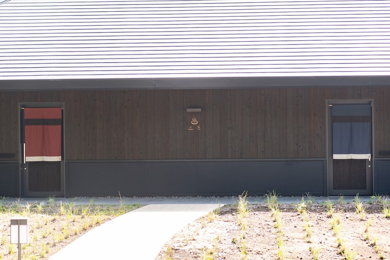 大浴場、湯浴み小屋に到着。男女それぞれに内風呂と露天風呂がある。