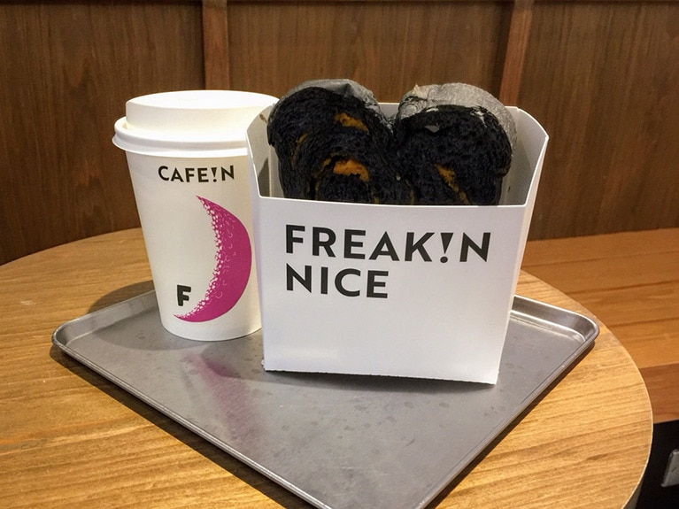 ほんのり甘い真っ黒のトースト「蜷尾家黑旋風蜜地瓜吐司(60元)」。