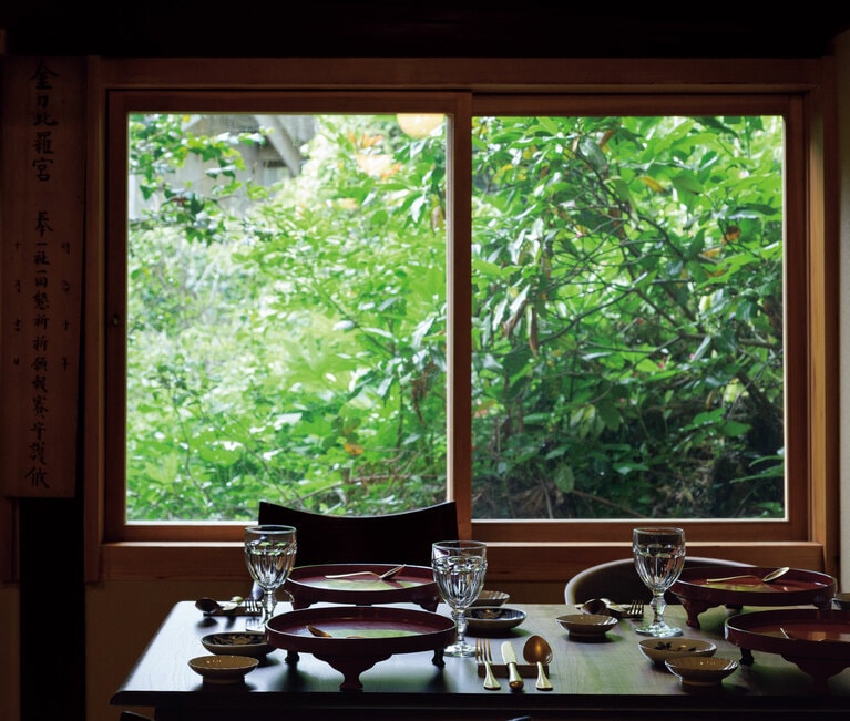 蔵から出てきた古い食器や、北前船で運ばれてきた各地の器で料理を提供。