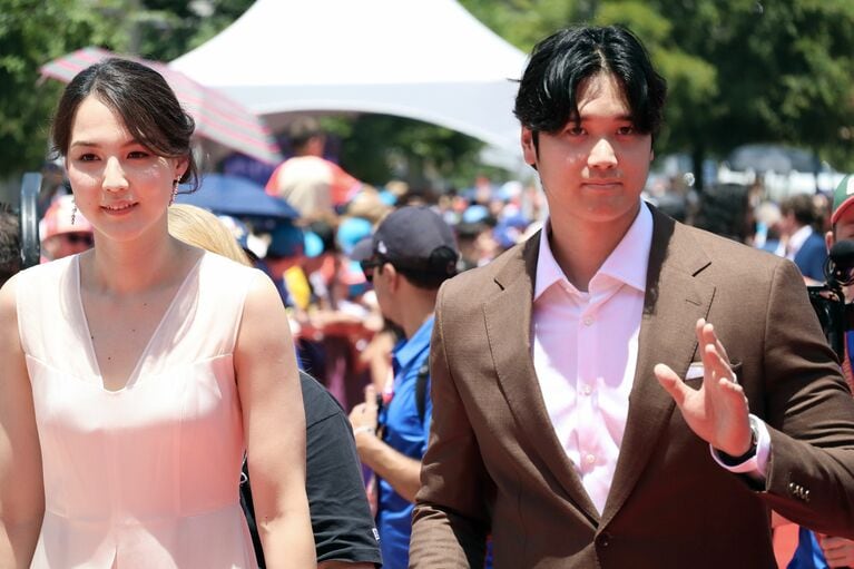 2024年7月、オールスター戦前、レッドカーペットを歩く大谷夫妻　©時事通信社