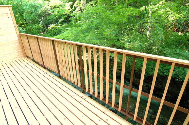 プレミアルームには、こんな “川床デッキ” 付き。