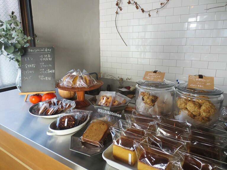カウンターに当日の焼き菓子が並びます。