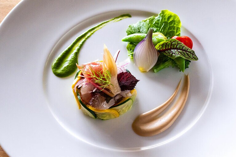 “朝釣りの真鯵 野菜の煮込みとタブレ”。
