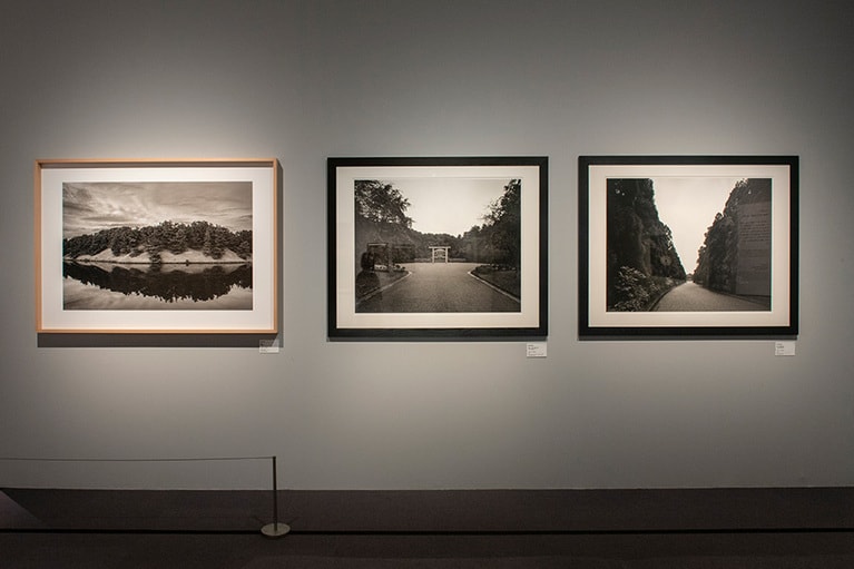(写真左から)淺川敏「間」より『皇居』、伊奈英次「日本の天皇」より『第百二十四代昭和天皇』、「日本の天皇」より『第一代神武天皇』。