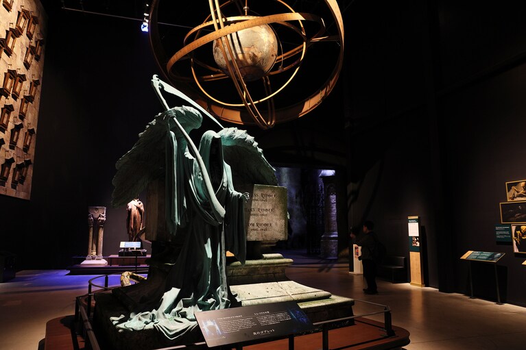 見上げる大きさのトム・リドルの墓。