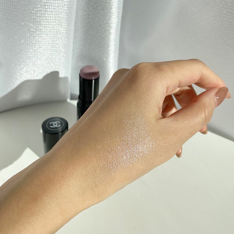 ほのかに色づき透明感を生み出すライラックカラー