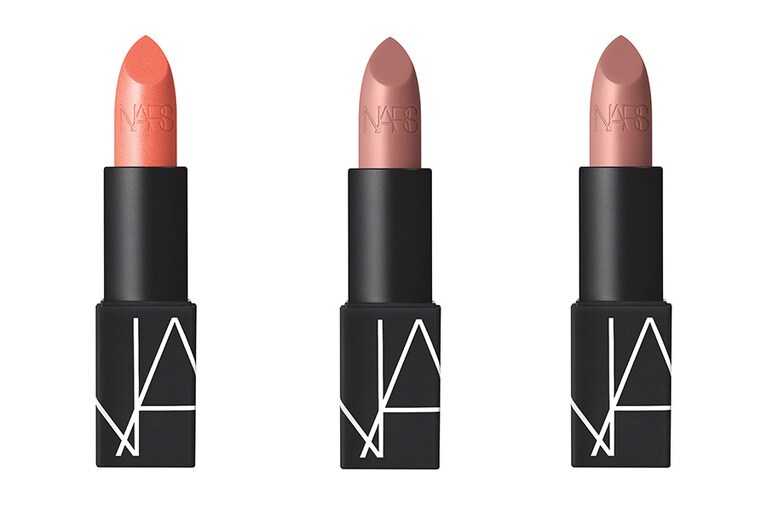 唇でなめらかに伸びる。左から「リップスティック 2915 ピーチピンク＆ゴールデンシマー」、「リップスティック 2913 ピンクローズ」、「リップスティック 2978 ウォームピンク」。