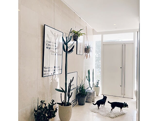 玄関の壁に飾ったアートもモノトーンで統一。