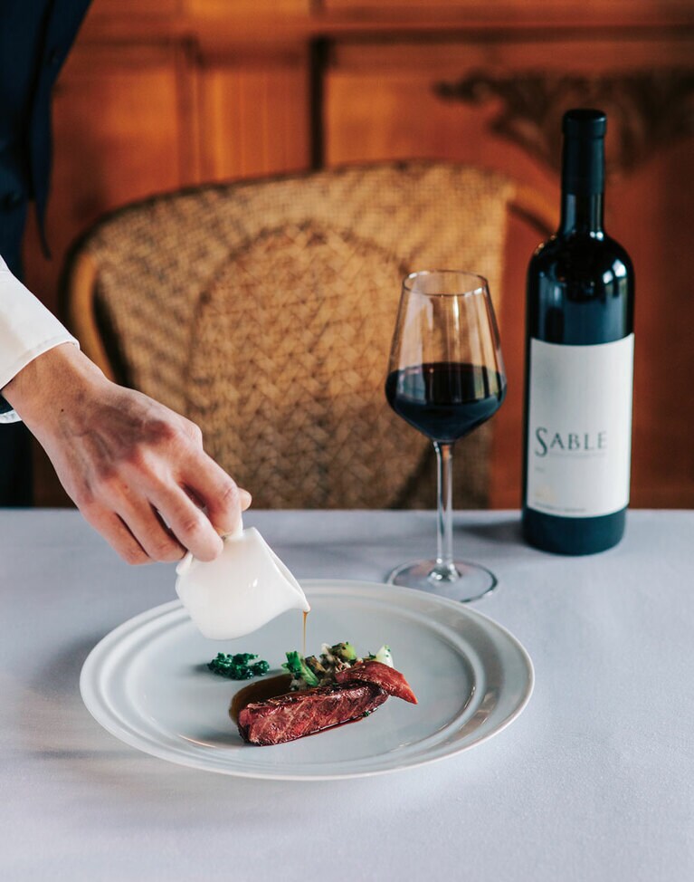 葡萄の枝や葉と一緒に炭火焼きした真鴨。