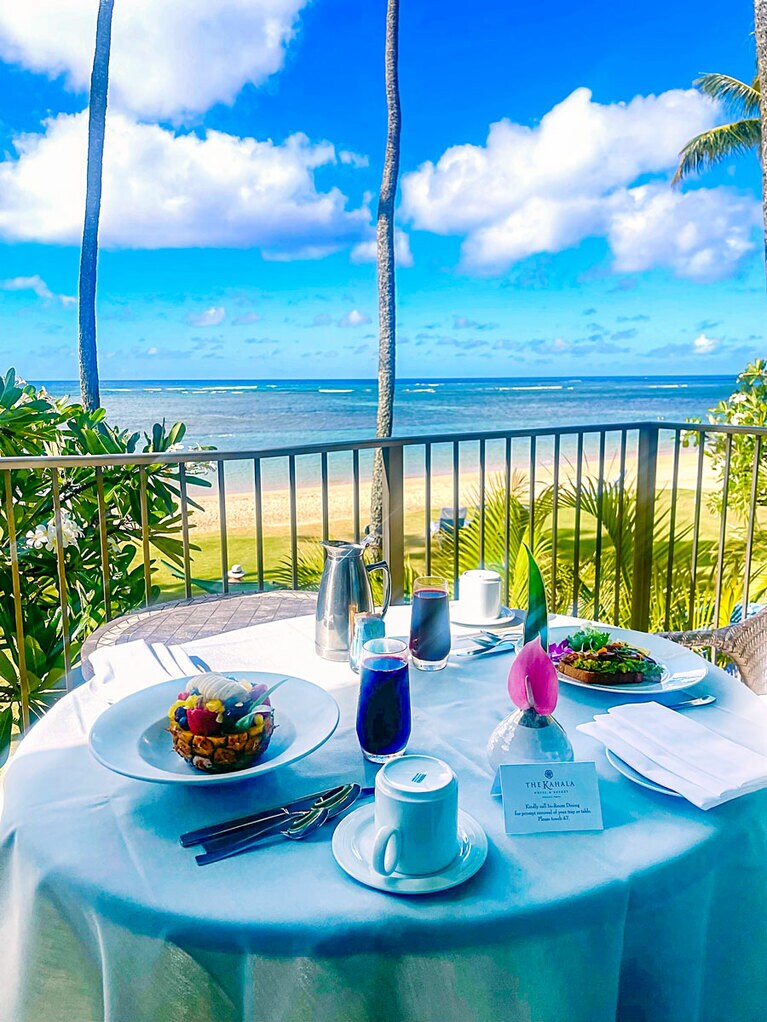 朝のラナイで優雅な朝食タイム。