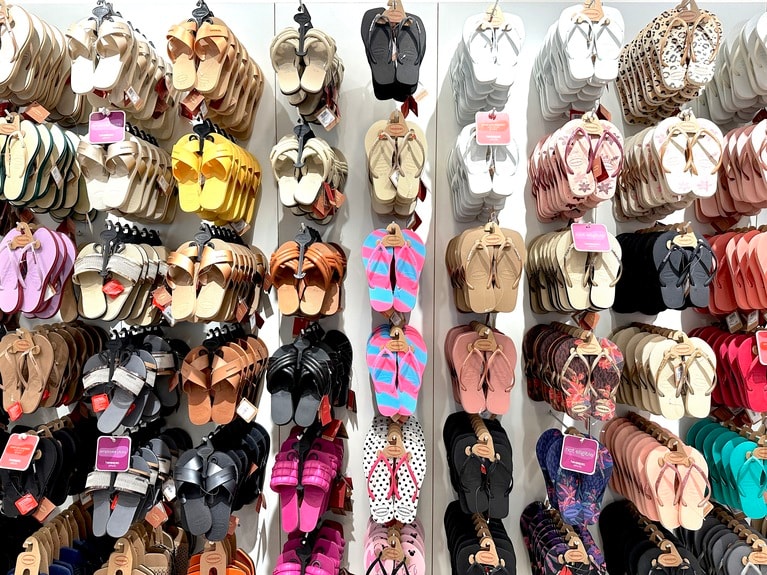 カラーもサイズも形もいろいろ揃うのは、リゾートならでは。