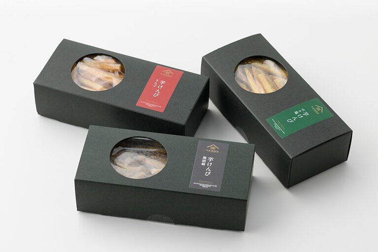 芋けんぴ 各550円(のり塩、黒胡麻、りんご)。