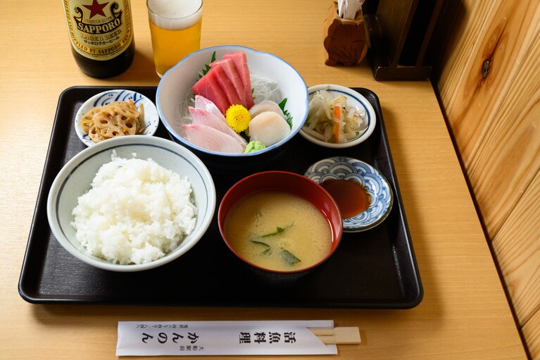 香の物ときんぴらもついた刺身定食はお店の一番人気。ご飯も丼でモリッと出てきます。1,300円。