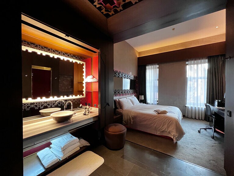 客室は、室内全体を広く使ってもいいし、中央の仕切りを閉じて大きなバスルームとしても使える造り。