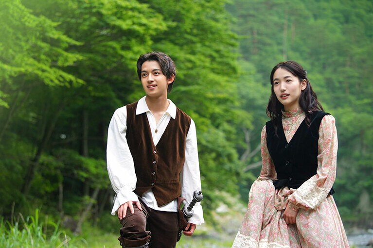 中世のヨーロッパで旅をする二人。©2023映画「美男ペコパンと悪魔」製作委員会