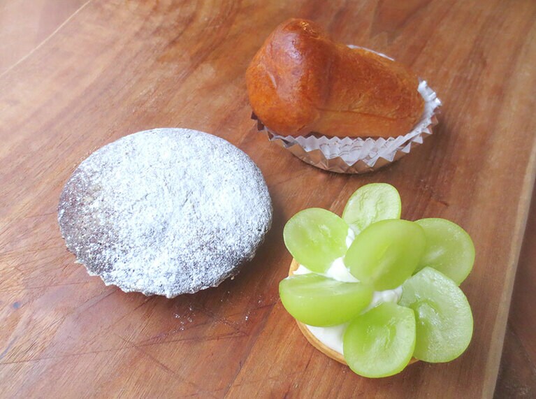 上から時計回りで「ババ・アル・ラム」420円、「トルタ(シャインマスカット)」400円、「トルタ・カプレーゼ」400円。