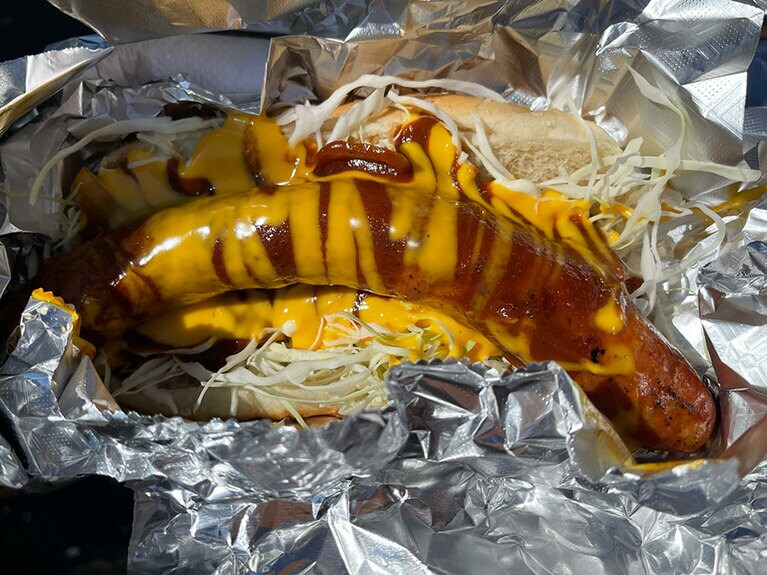 ククイソーセージのキングコング・ホットドッグ 12ドル。