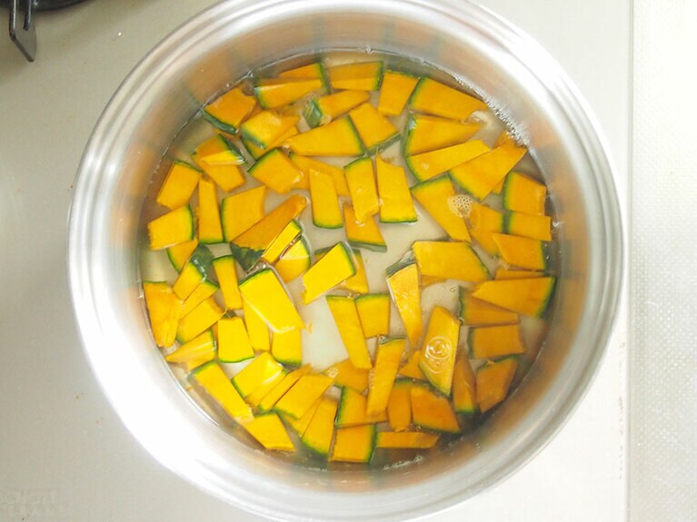 (2) 鍋にかぼちゃと、ひたひたの量の水を入れて加熱します。