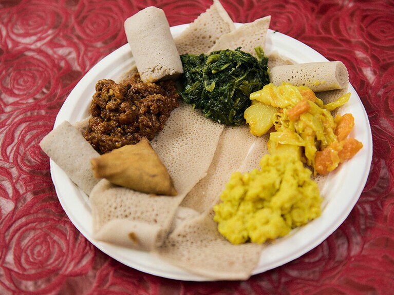 インジェラでワットを摘み取るようにして食べるのが本場スタイル。