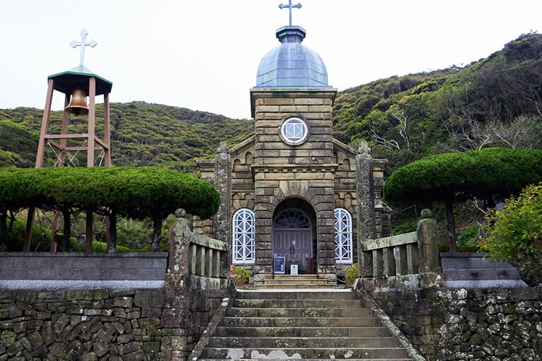 石造りの外観の教会堂は極めて珍しいケース。ちなみにクーポール(丸天井)は陶板だそうです。